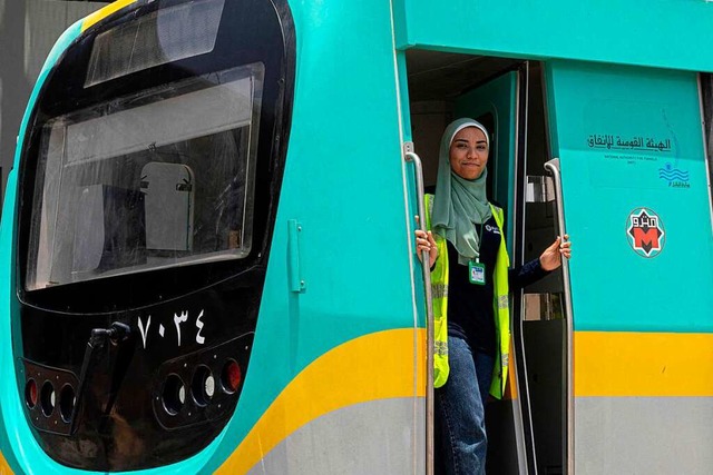 Suzanne Mohamed steuert seit kurzem al...Liniennetz der gyptischen Hauptstadt.  | Foto: KHALED DESOUKI (AFP)