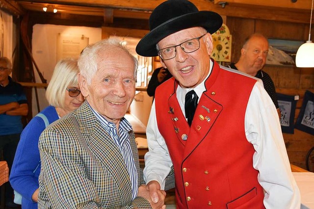 Oskar Faller berbringt Georg Thoma Gl...che der  Trachtenkapelle Hinterzarten.  | Foto: Thomas Biniossek