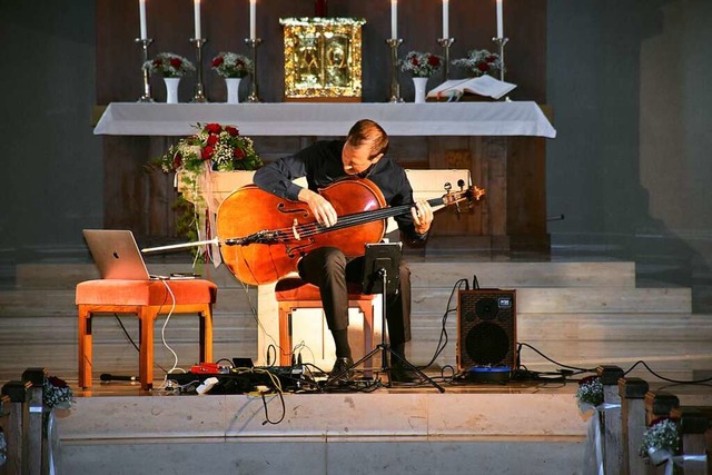 Cello als Gitarre: Wassily Gerassimez ...s in der Kirche Christknig in Titisee  | Foto: Thomas Biniossek