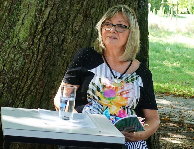 Die Autorin Marion Fennel-Stber  las im Grenzacher Emilienpark.  | Foto: Roswitha Frey