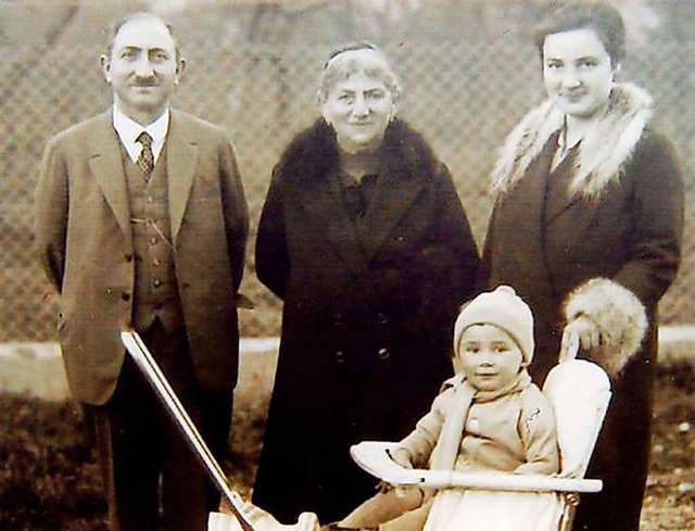 Jette Judas (Mitte) mit Sohn Gustav, Schwiegertochter und Enkel  | Foto: Privatarchiv Meckel