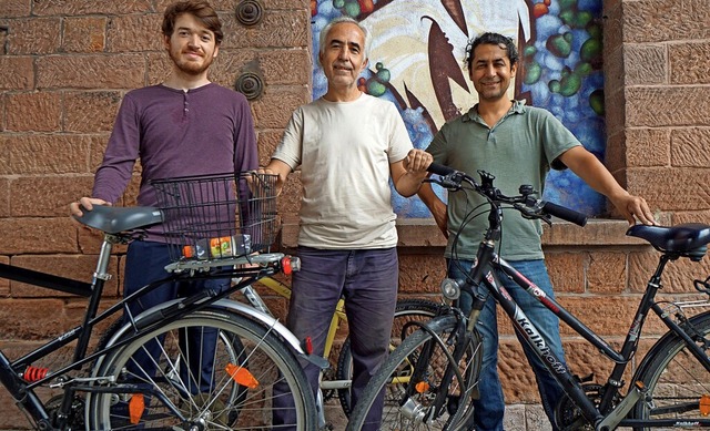 Sie stehen Geflchteten bei der Auswah... Selahaddin Benli und Ferhat Marasli.   | Foto: Freundeskreis Flchtlinge Lahr