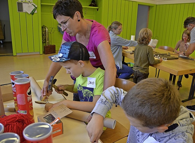 Mit Papprollen, Ngeln und getrocknete...frchten werden Regenmacher gebastelt.  | Foto: Christiane Sahli