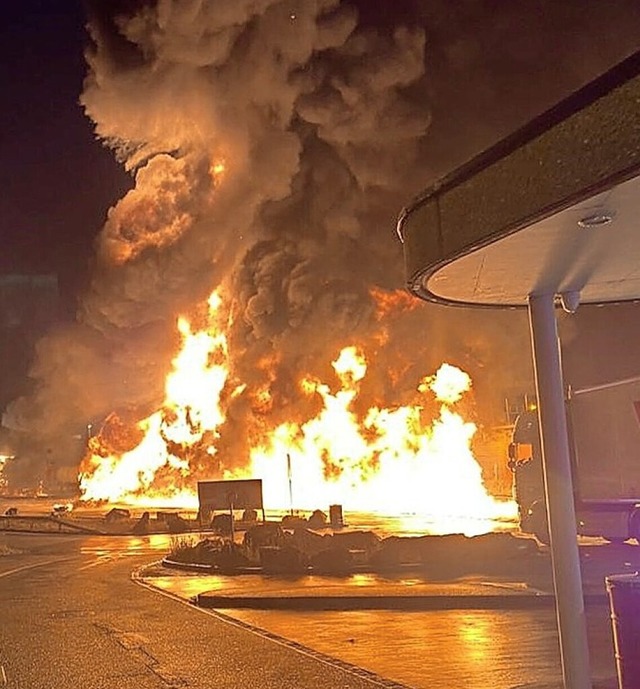 Zwei Lastwagen brannten auf einer Autobahnraststtte bei Pratteln aus.  | Foto: Polizei Basel-Landschaft