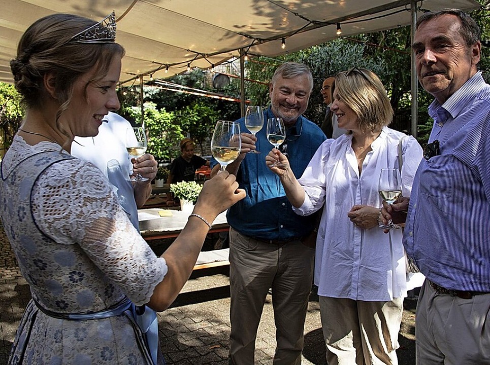 Prost! Gäste stießen mit einem Glas Wein mit der Badischen Weinkönigin an.  | Foto: Volker Münch