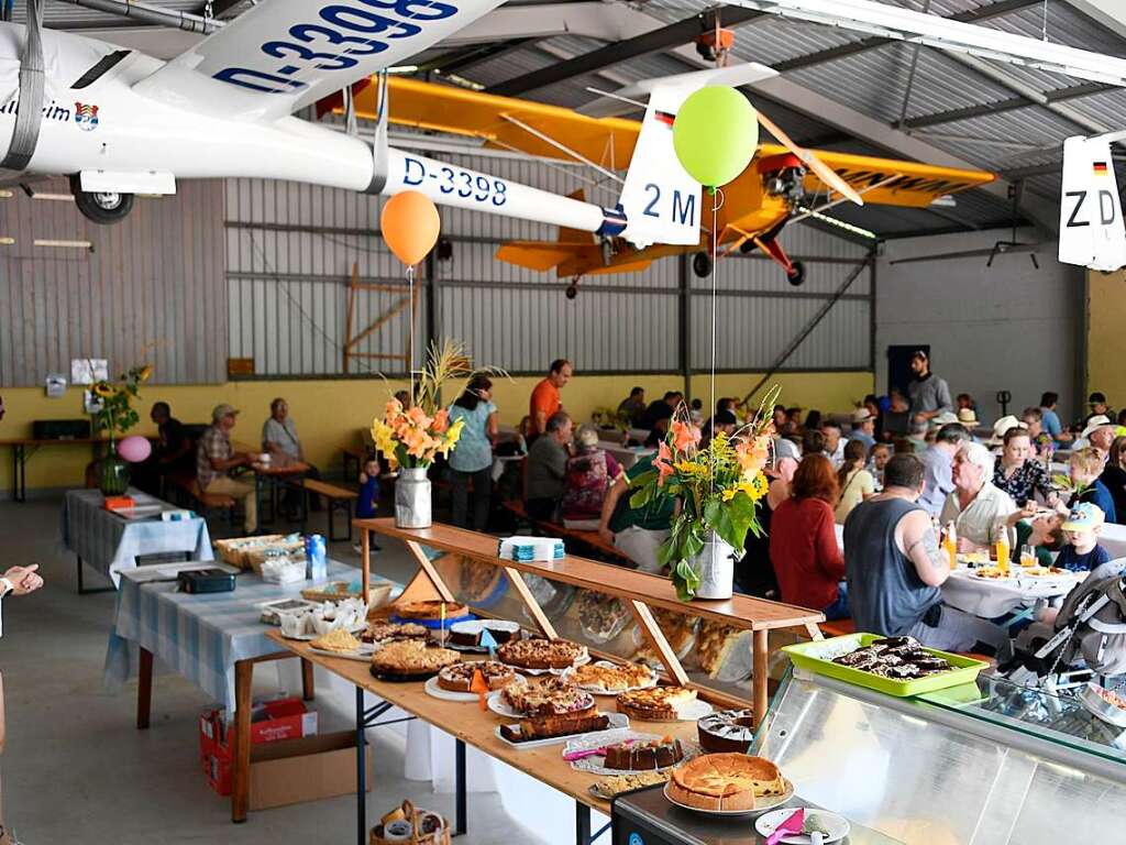 Hochbetrieb herrschte in der Flugzeughalle.