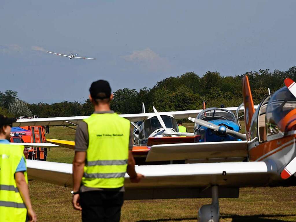 Der Segler im Landeanflug. Luftsportvereins-Mitglied Eugen Sehringer zeigte zuvor ein paar Kunststcke in der Luft.