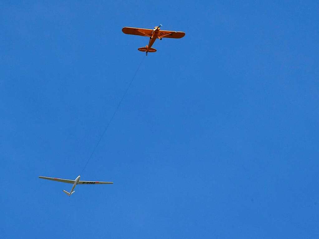 Noch hngt der Segler am Seil, bis das Motorflugzeug das motorlose Fluggert in eine Hhe von mehreren hundert Metern geschleppt hat.