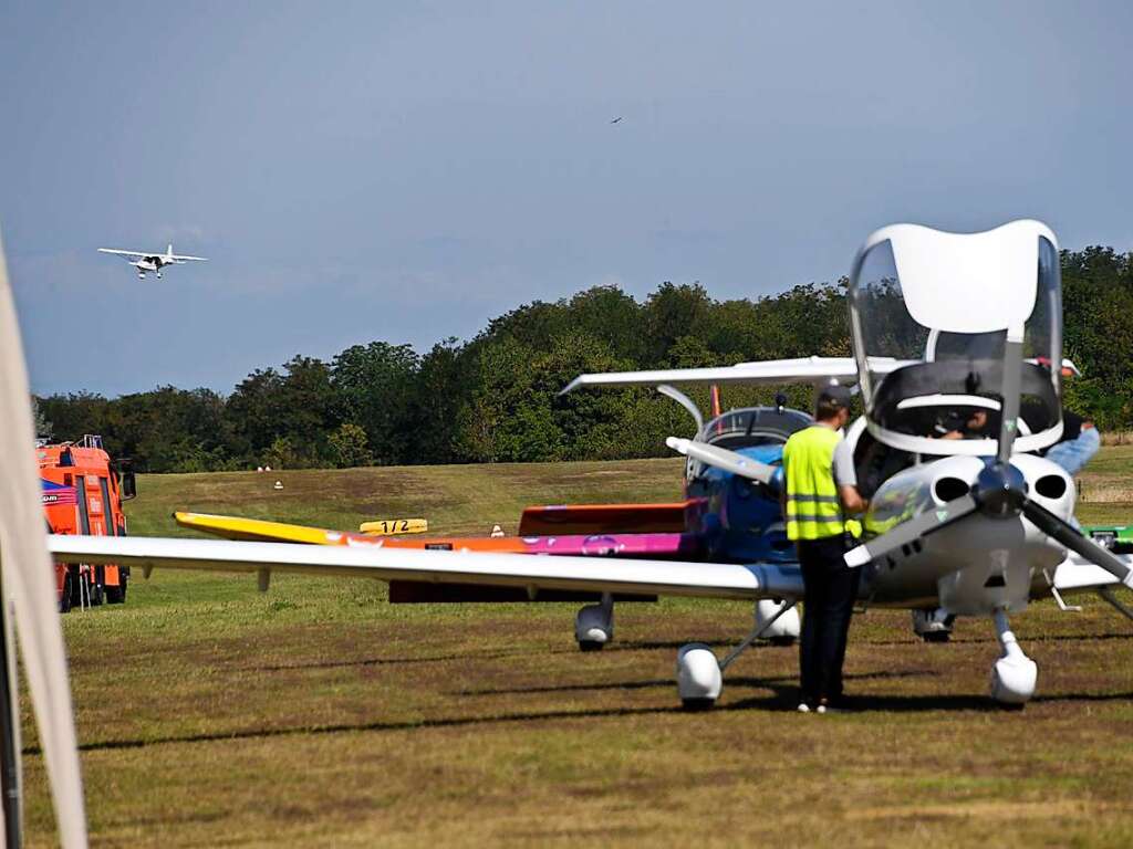 Stndig landeten und starteten Gastmaschinen aus der ganzen Region beim Flugplatzfest.