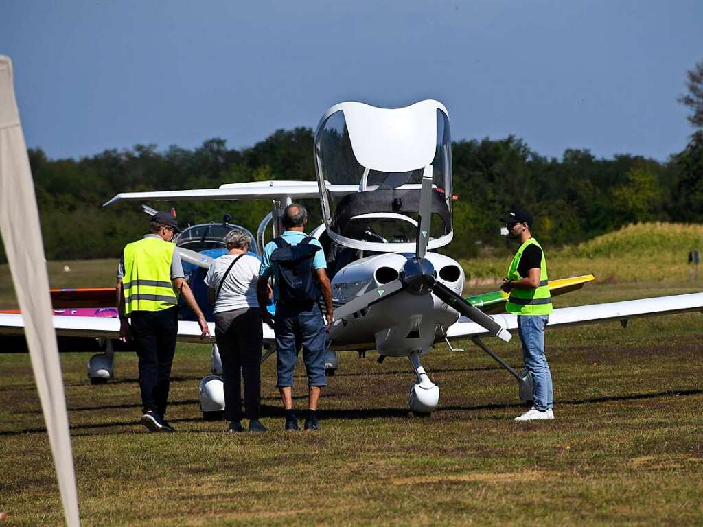 Sehr beliebt waren die Rundflge mit den viersitzigen Motorflugzeugen.