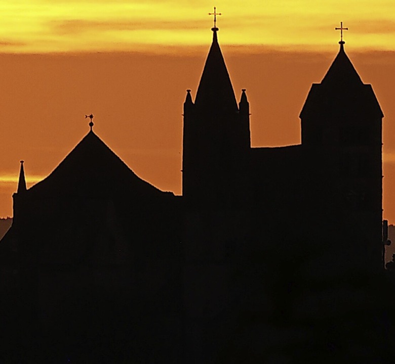 Die Silhouette des Stephansmünsters he...at das stimmungsvolle Foto geschossen.  | Foto: Christoph Häckel