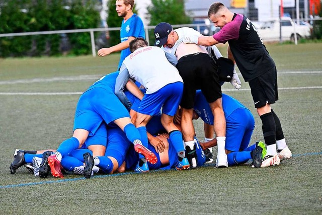 Ein blauer Haufen purer Freude: die Ne...r von Tom Rommler in der Nachspielzeit  | Foto: Wolfgang Scheu