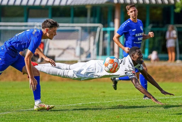 Ibrahima Diakit versucht es mit Tieff...eim Auswrtssieg in Neckarsulm das 1:0  | Foto: IMAGO/Eibner-Pressefoto