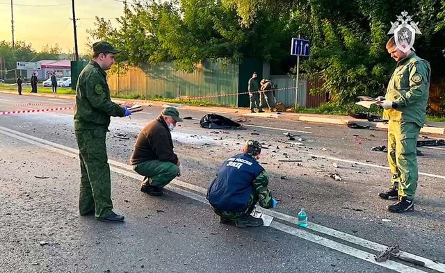 Russische Ermittler am Ort des Anschlags, bei dem Darja Dugina gettet wurde.  | Foto: Uncredited (dpa)