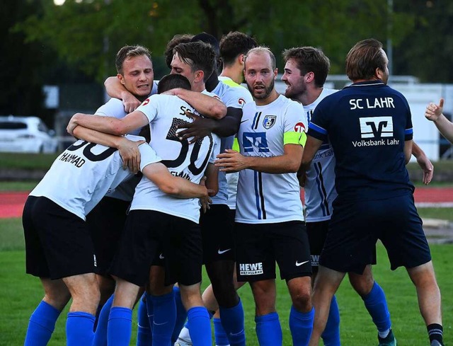 Eine groe Last fiel von den Lahrer Sc...nsieg in der Verbandsliga ist perfekt.  | Foto: Wolfgang Knstle