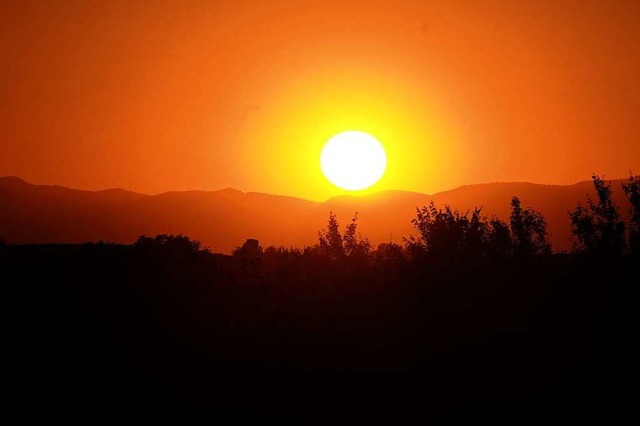 Hinter den Vogesen geht die Sonne unter.  | Foto: Marion Furtwaengler-Fritz