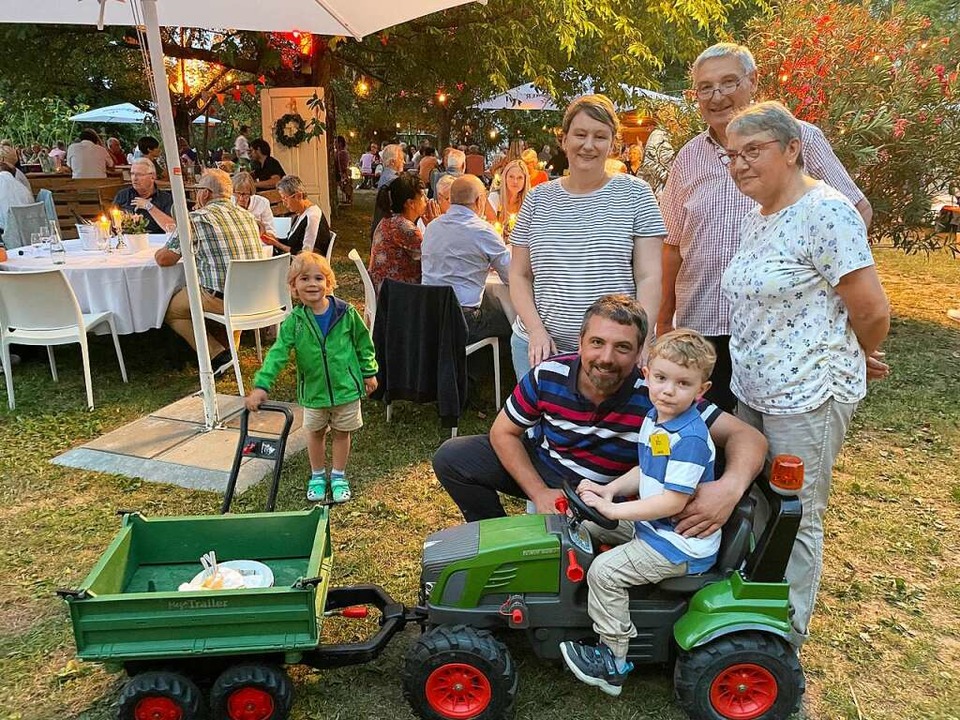 Familie Huschle von links: Stefan Husc... kleine Jakob Huschle auf dem Traktor.  | Foto: Cornelia Weizenecker