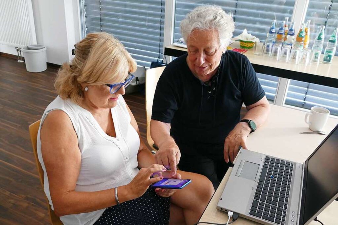 Roland Bergner vom Computerclub der Ge... auf ihrem Smartphone zurechtzufinden.  | Foto: Sonja Zellmann