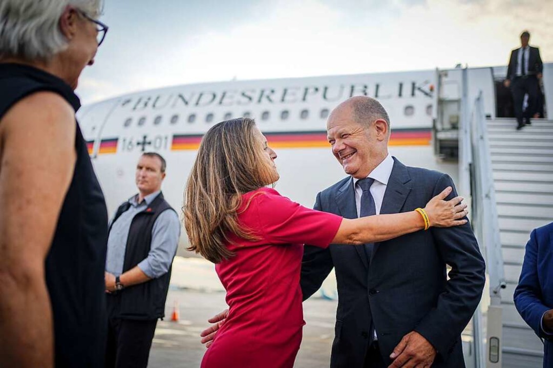 Bundeskanzler Olaf Scholz wird nach de... am Airbus A340 der Luftwaffe begrüßt.  | Foto: Kay Nietfeld (dpa)