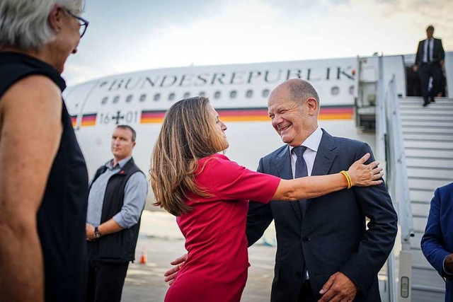 Bundeskanzler Olaf Scholz wird nach de... am Airbus A340 der Luftwaffe begrt.  | Foto: Kay Nietfeld (dpa)