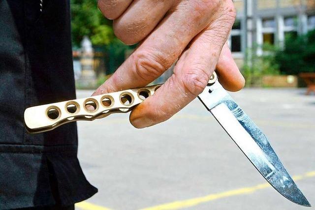 Betrunkener bedroht in Breisach einen Mann mit einer Axt und einem Messer