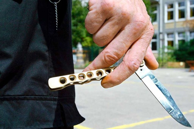 Der Tatverdchtige soll einen Mann mit...fly-Messer bedroht haben (Symbolbild).  | Foto: Ingo Wagner (dpa)