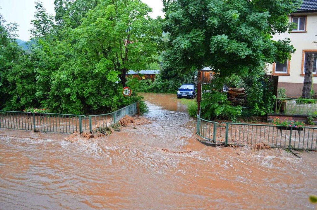 Bei einem Hochwasser in Schuttertal 2021 wurden Straßen überflutet.  | Foto: Wilhelm Billharz