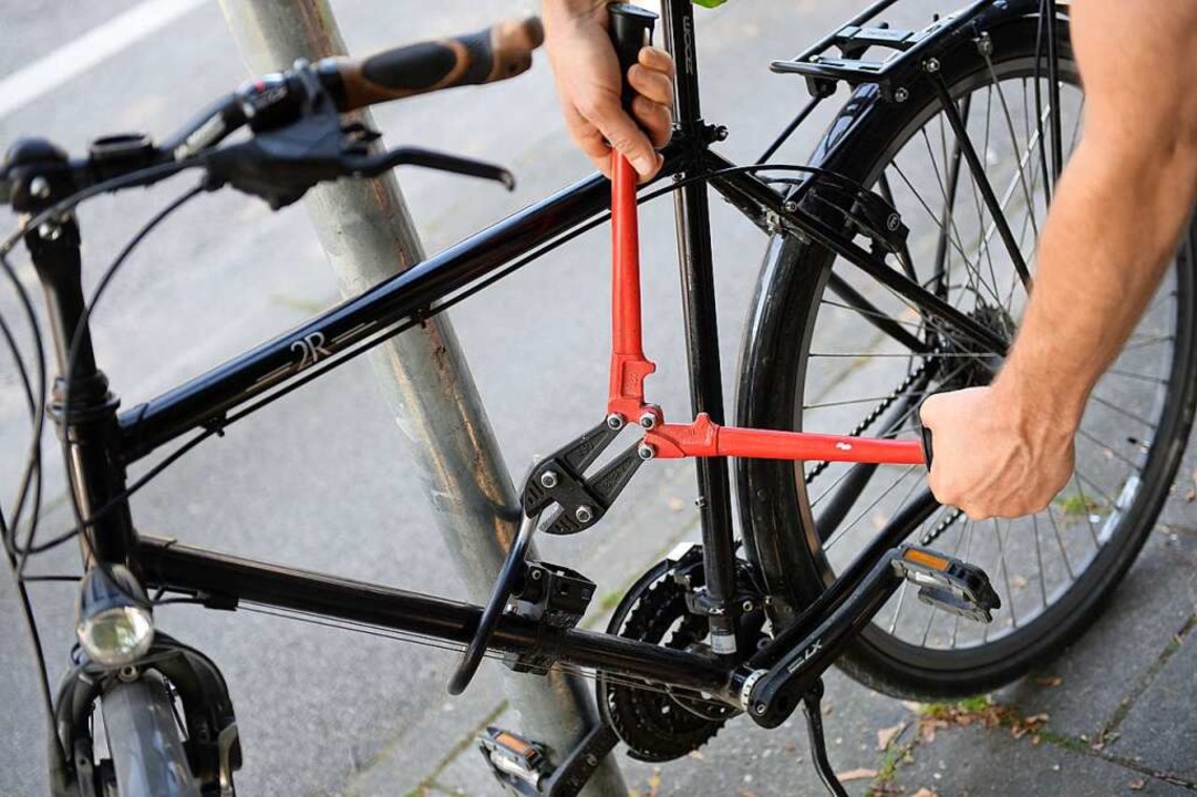 Ein Mann versucht, mit einem Bolzensch... in Eichstetten ein Fahrrad gestohlen.  | Foto: Andreas Gebert