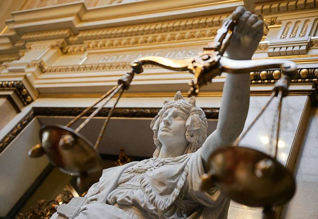 Vor Gericht wird einem Mann aus Wehr besonders schwerer Diebstahl vorgeworfen.  | Foto: Christian Charisius (dpa)