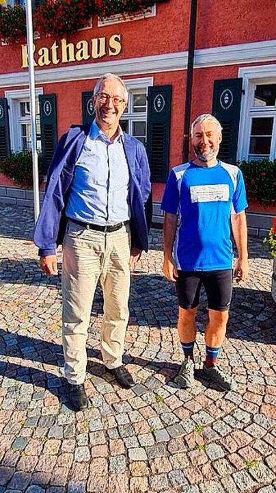 Lenzkirchs Bürgermeister Andreas Graf (links)  mit Jürgen Nimec  | Foto: Thomas Biniossek