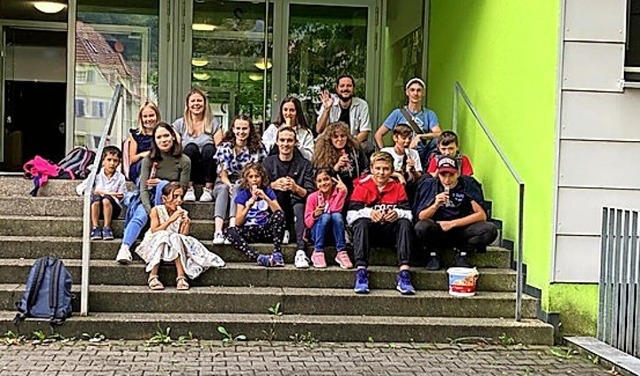 Pause mit Eis auf der Schultreppe: Gru...itern und dem Koordinator  Udo Hercz.   | Foto: Kiwanis Club Emmendingen/Baden