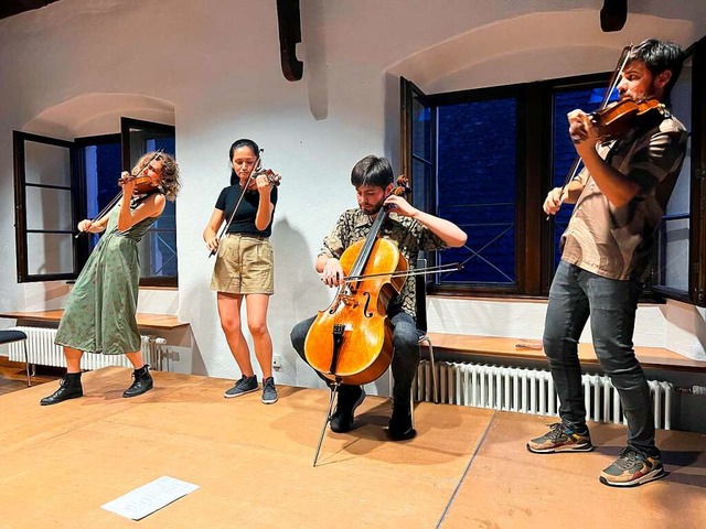 Das Streichquartett Azabache Tango im ...llo) und Juan Ignacio Gobbi (Bratsche)  | Foto: Hans-Peter Mller
