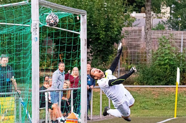 Der Drrheimer Torwart Moritz Karcher ...liga-Derby gegen den FC Bad Drrheim.   | Foto: Wolfgang Scheu