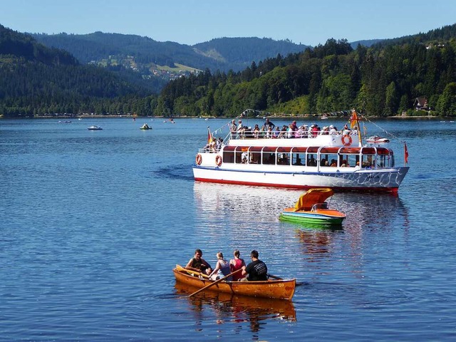 Viel los auf dem Titisee: Das Rundfahr...n Tretbooten und Schwimmern aufpassen.  | Foto: Peter Stellmach