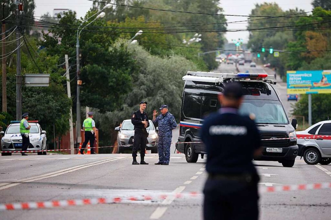 Sicherheitskräfte am Ort des Bombenanschlags auf Darja Dugina nahe Moskau   | Foto: Sergei Bobylev/TASS 