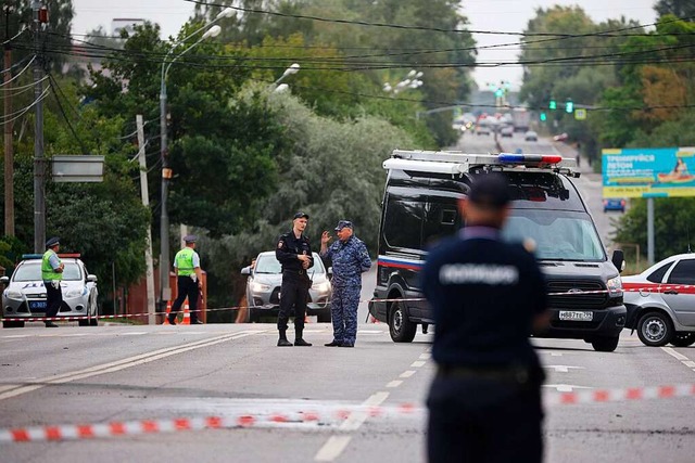 Sicherheitskrfte am Ort des Bombenanschlags auf Darja Dugina nahe Moskau   | Foto: Sergei Bobylev/TASS 