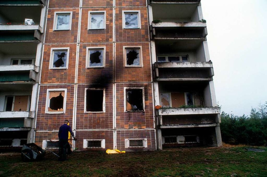 Brandschden am Sonnenblumenhaus nach ...erberheim 1992 in Rostock-Lichtenhagen  | Foto: imago stock&people