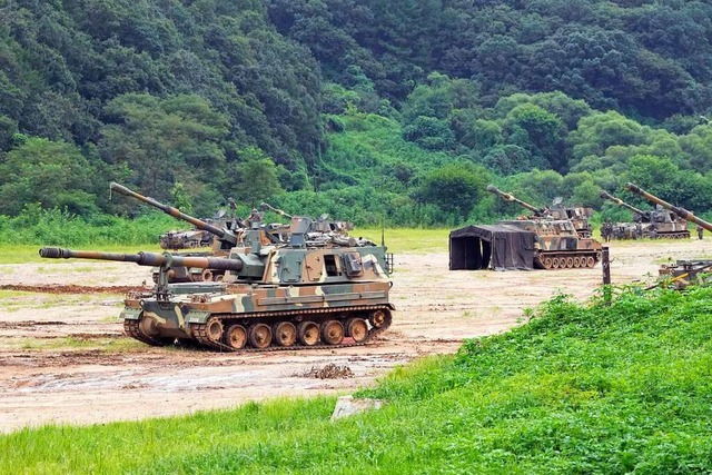 Panzerhaubitzen der sdkoreanischen Armee am Montag im Manver  | Foto: Ahn Young-Joon (dpa)