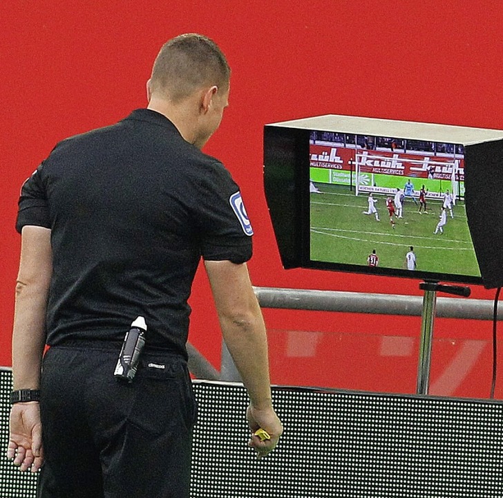 Macht der Videobeweis den Fußball gerechter?  | Foto: Roland Weihrauch (dpa)