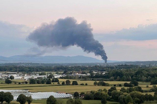 Die Rauchsule ber dem Brand in Eichstetten war kilometerweit zu sehen.  | Foto: Joachim Rderer