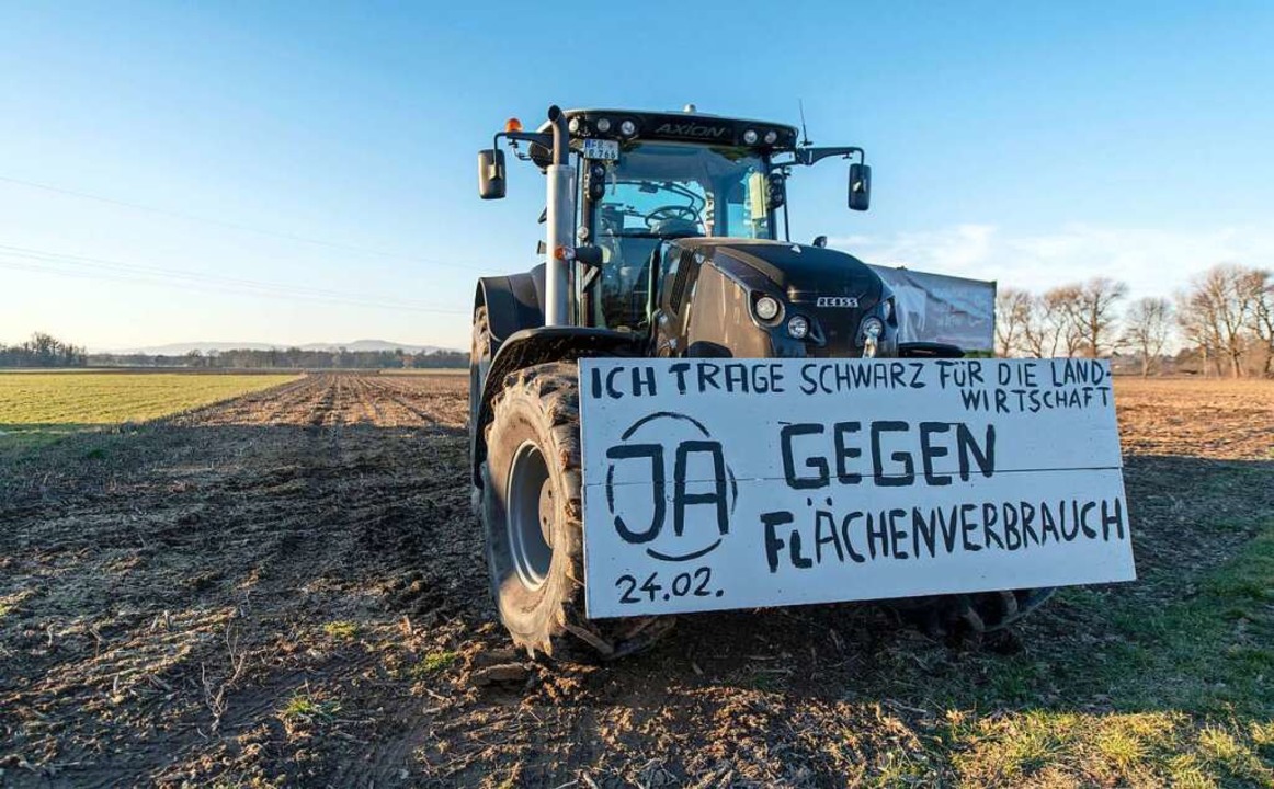 Ein Traktor mit einem Schild mit der A...en den geplanten Stadtteil Dietenbach.  | Foto: Patrick Seeger