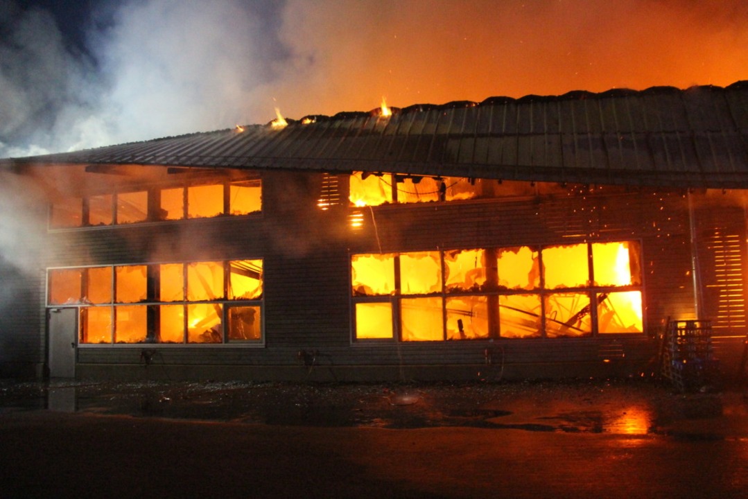 Die Lagerhalle brennt  lichterloh.  | Foto: Horst David