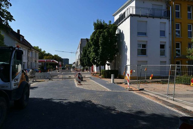 Im Bereich der Stadtbibliothek liegt das neue Pflaster bereits.  | Foto: Ulrich Senf