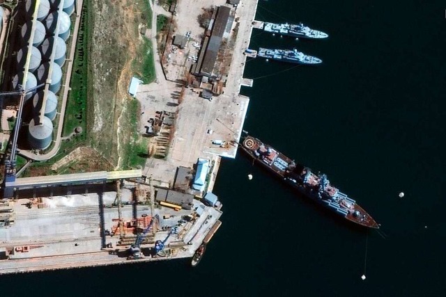 Die spter versenkte &#8222;Moskwa&#82...h im Hafen von Sewastopol auf der Krim  | Foto: Uncredited (dpa)