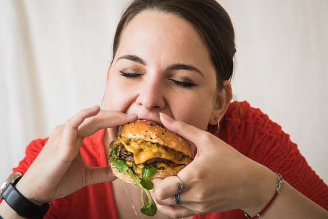 Ob Slow Food oder Fast Food: Burger sind einfach lecker.  | Foto: Christin Klose/dpa-tmn