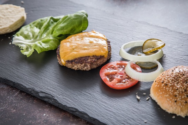Elegant angerichtet und hohe Qualit&auml;t: Ein Burger-Genuss.  | Foto: Christin Klose/dpa-tmn