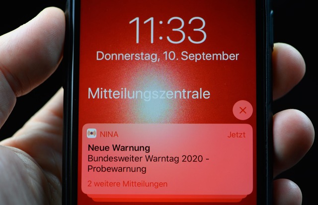 Apps k&ouml;nnen via Push-Nachricht vor Unwettern im Umkreis warnen.  | Foto: Robert Michael/dpa-Zentralbild/dpa-tmn