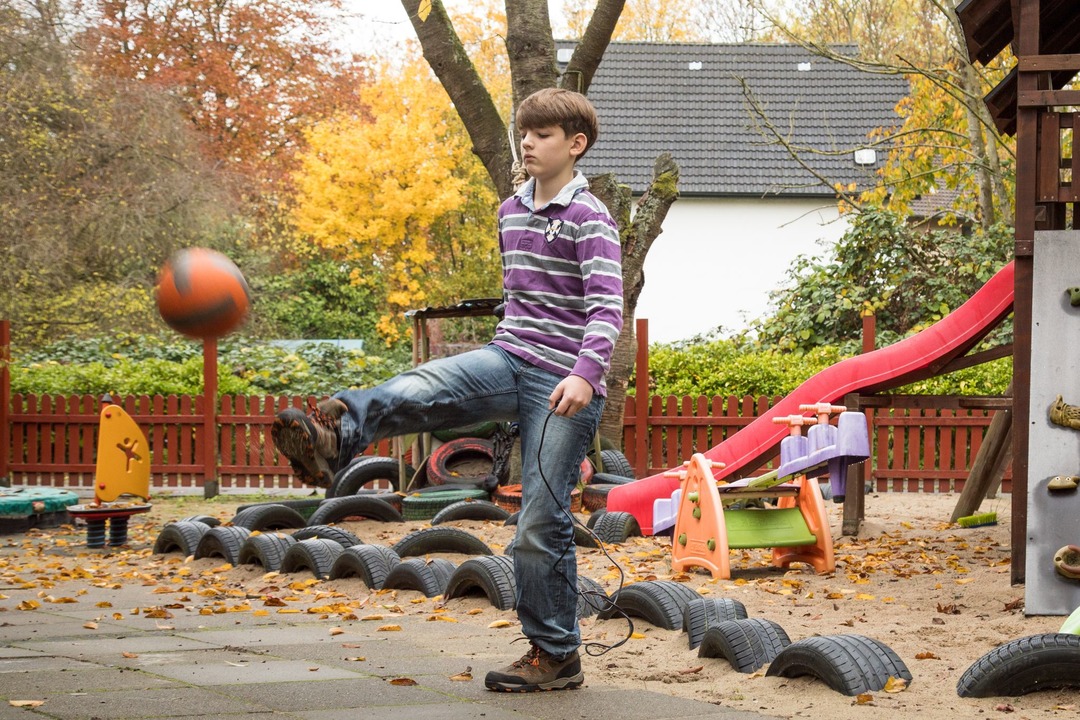 Fu&szlig;ball spielen macht Kindern Spa&szlig; und h&auml;lt sie gesund.  | Foto: Christin Klose/dpa Themendienst/dpa-tmn