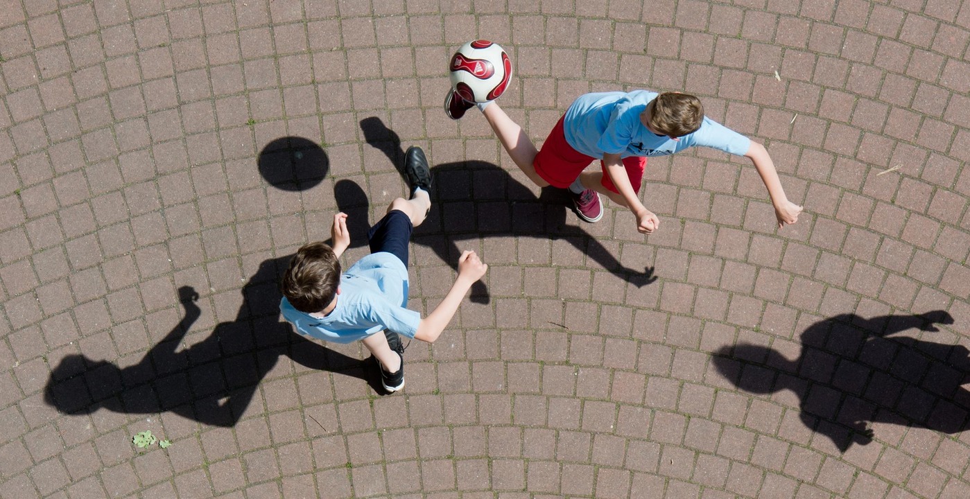 F&uuml;r Kinder stehen beim Fu&szlig;b...pa&szlig; und Bewegung im Vordergrund.  | Foto: Julian Stratenschulte/dpa/dpa-tmn