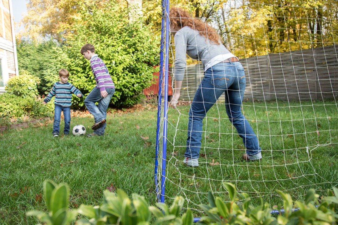 Eltern k&ouml;nnen ihre Kinder beim Fu&szlig;ball spielen unterst&uuml;tzen.  | Foto: Christin Klose/dpa Themendienst/dpa-tmn